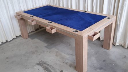 Custommade boardgametafel met accessoires.