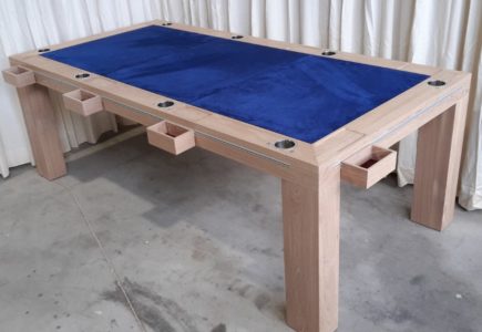 Custommade boardgametafel met accessoires.