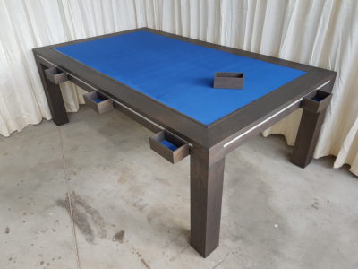 Boardgametafel, charcoal afwerking met Royal bleu bodempaneel.