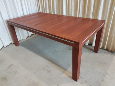 Gesloten speeltafel met sierlijke poot.