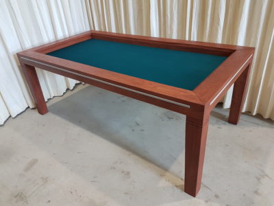 Speeltafel Mahogany kleur met sierlijke poten.
