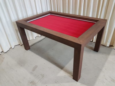 Spelletjestafel met standaard poten.